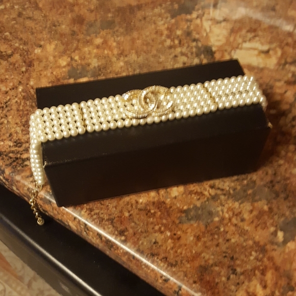 Crystal embellished initial pearl choker - Picture 2 of 4